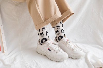 INS風(fēng)潮流 2019秋冬卡通中筒襪穿搭指南